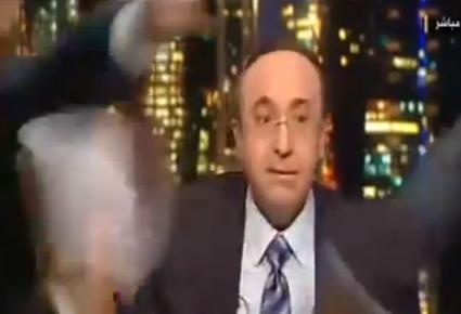 تراشق بأكواب المياه وشتائم على قناة الجزيرة